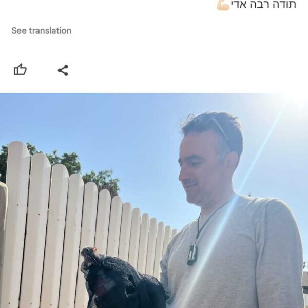 צילום מסך של המלצה בגוגל בה אדי במדביר מחזיק חולדה אחרי לכידה